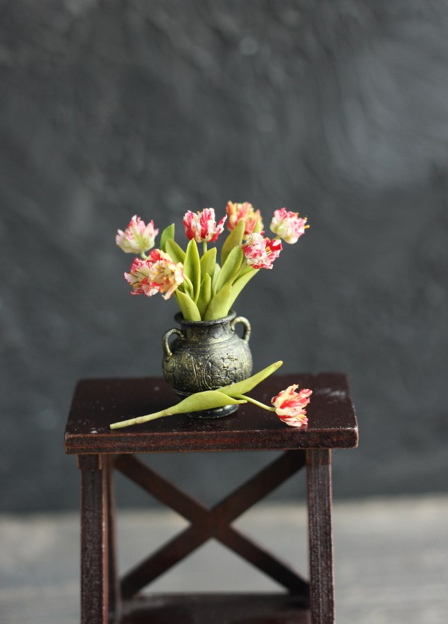 Bouquet of parrot tulips 1:12