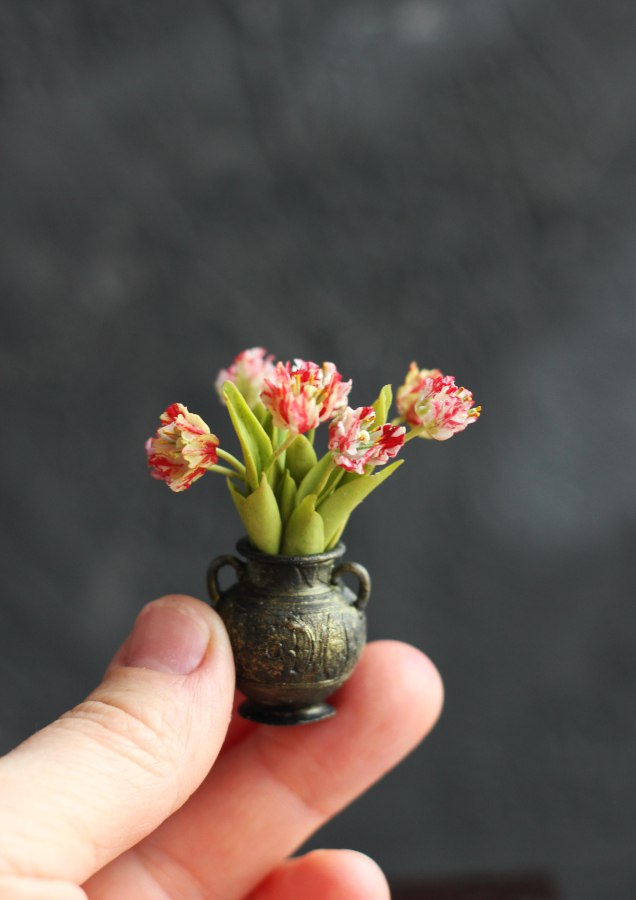 Bouquet of parrot tulips 1:12