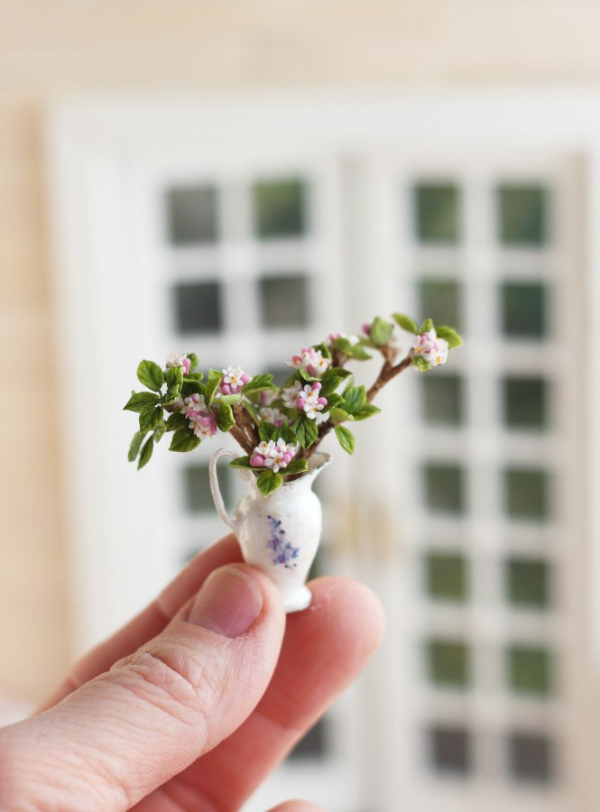 Blossoming apple tree 1:12
