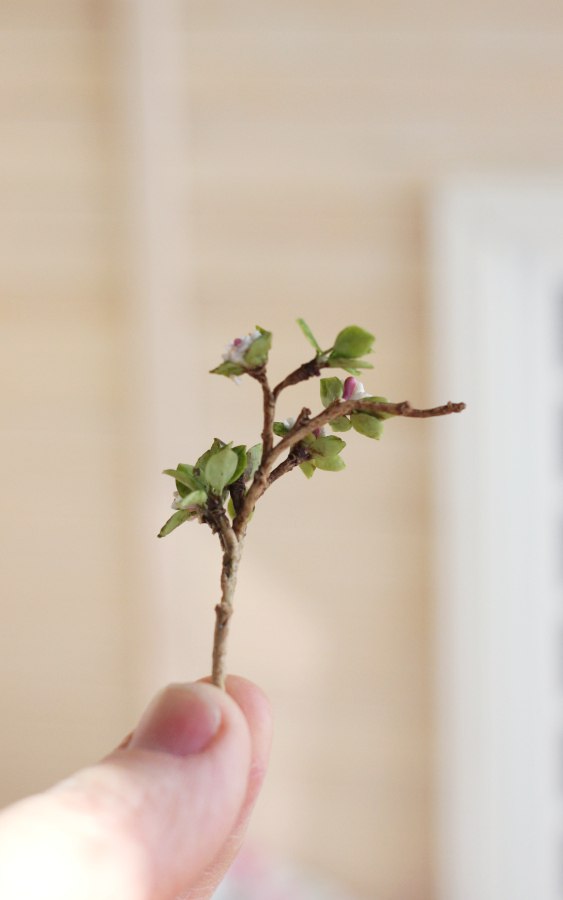 Blossoming apple tree 1:12