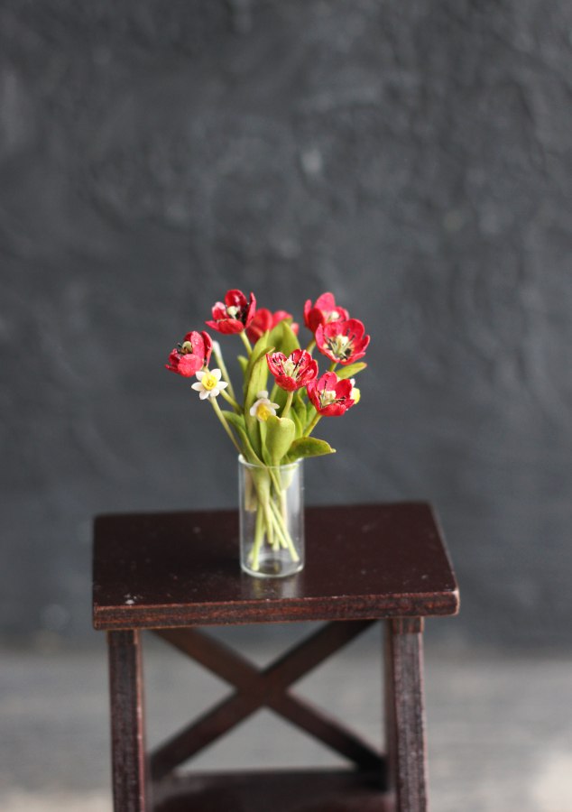 Bouquet of red tulips and daffodils 1:12