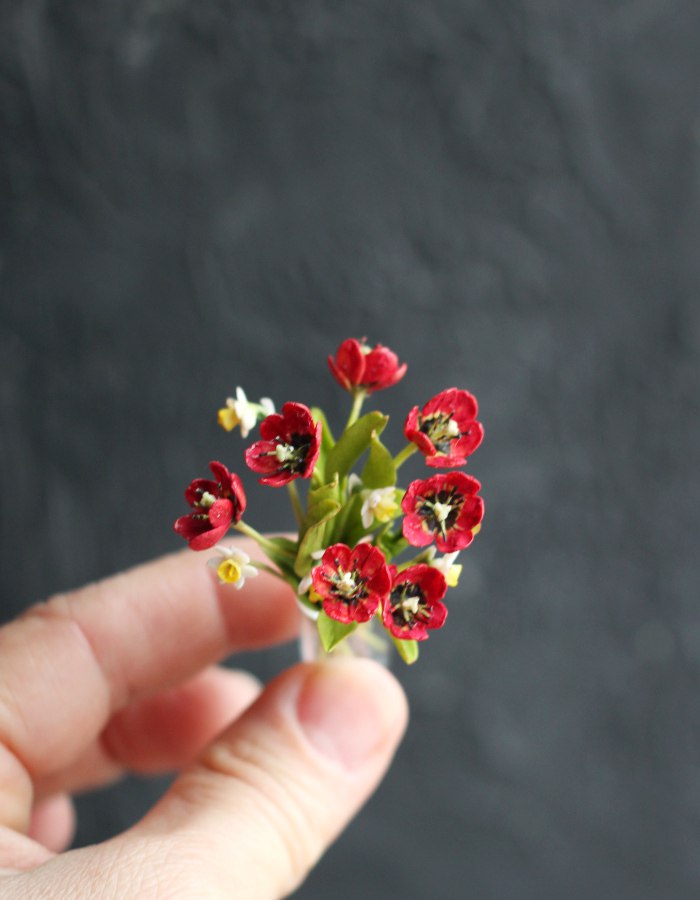 Bouquet of red tulips and daffodils 1:12