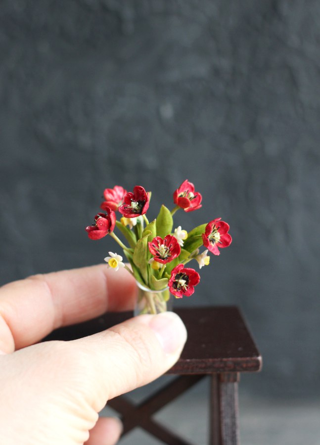 Bouquet of red tulips and daffodils 1:12