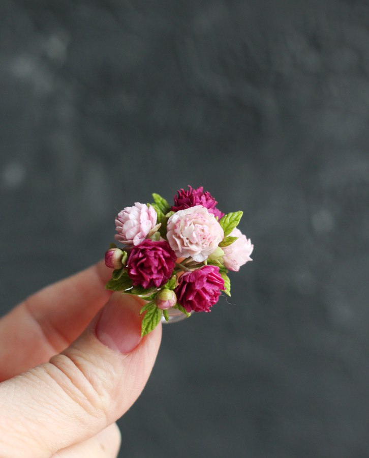 Bouquet of peonies in a glass vase 1:12