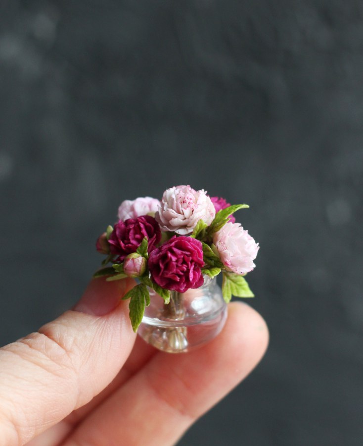 Bouquet of peonies in a glass vase 1:12