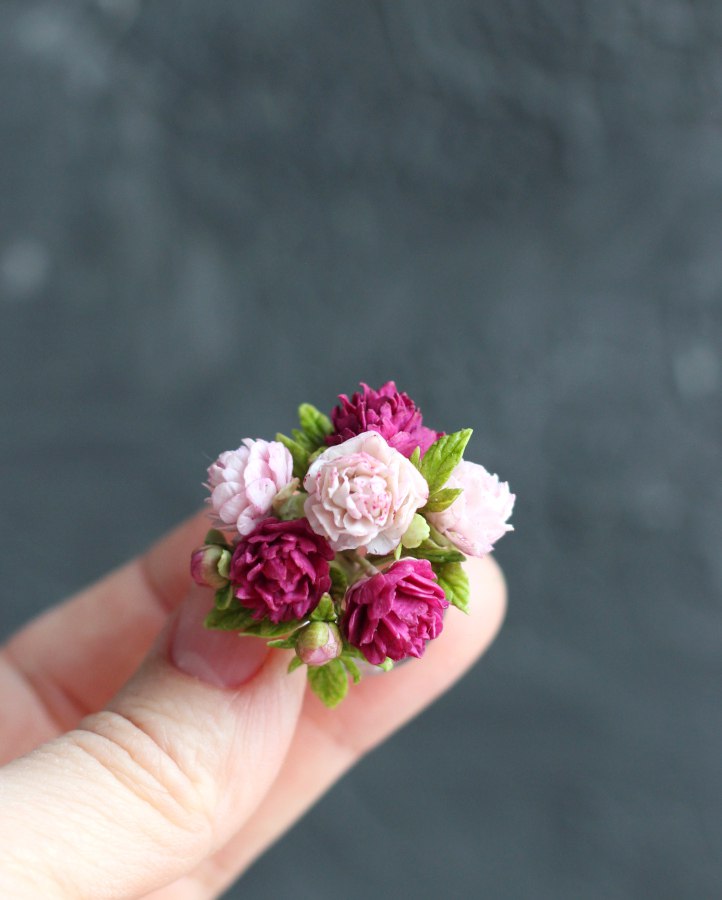 Bouquet of peonies in a glass vase 1:12