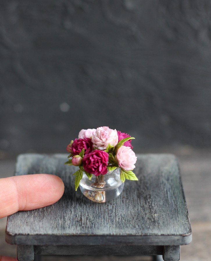Bouquet of peonies in a glass vase 1:12