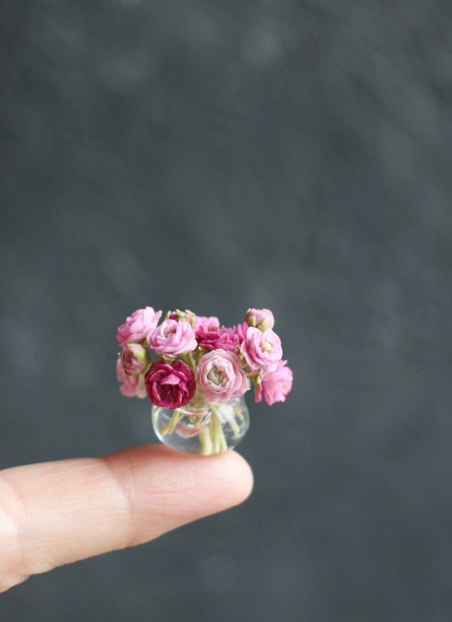 Bouquet of ranunculus in glass vase 1:12