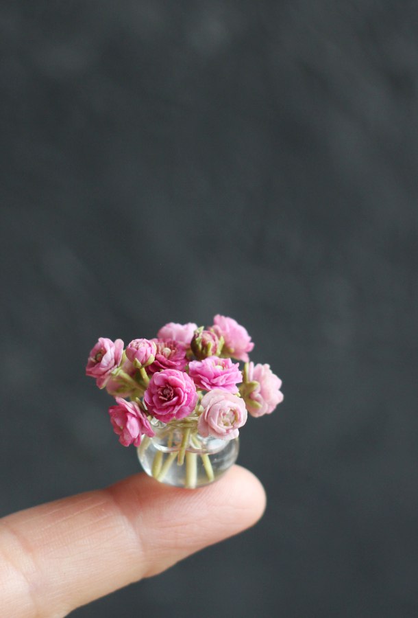 Bouquet of ranunculus in glass vase 1:12