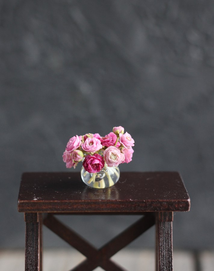 Bouquet of ranunculus in glass vase 1:12