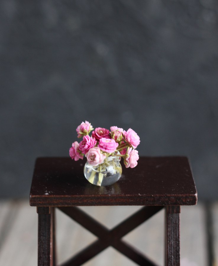 Bouquet of ranunculus in glass vase 1:12