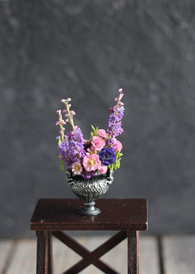 *      Large bouquet with roses and delphinium 1:12