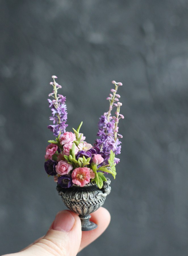 *      Large bouquet with roses and delphinium 1:12