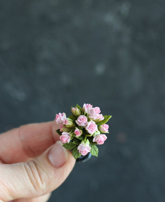 *               Bouquet of roses in a classic vase 1:12