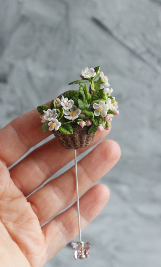 *  Brooch basket with miniature flowers