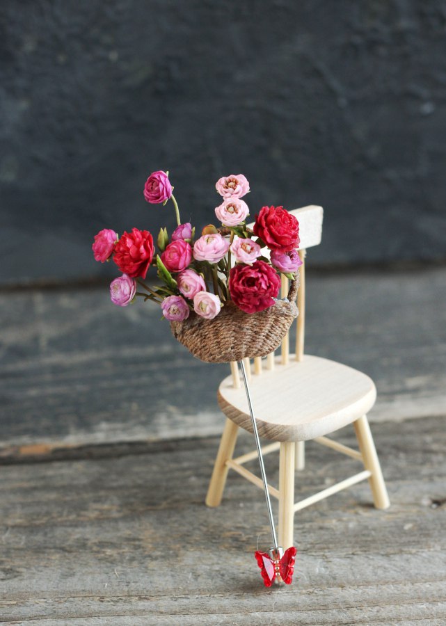 *  Brooch basket with miniature flowers