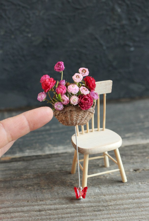*  Brooch basket with miniature flowers