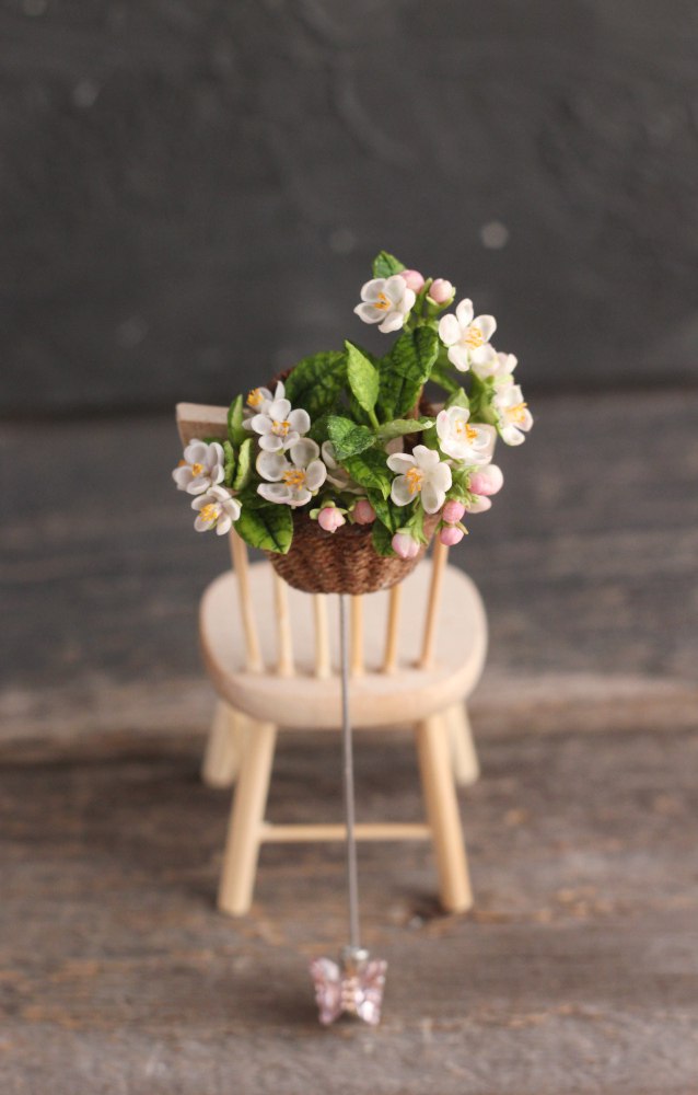 *  Brooch basket with miniature flowers
