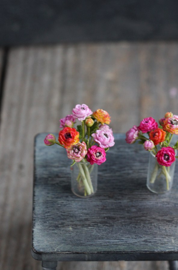 Bouquet of ranunculus in a glass vase 1:12