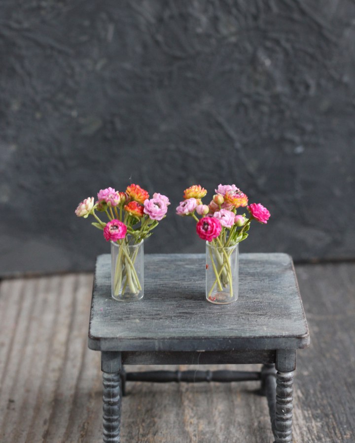 Bouquet of ranunculus in a glass vase 1:12