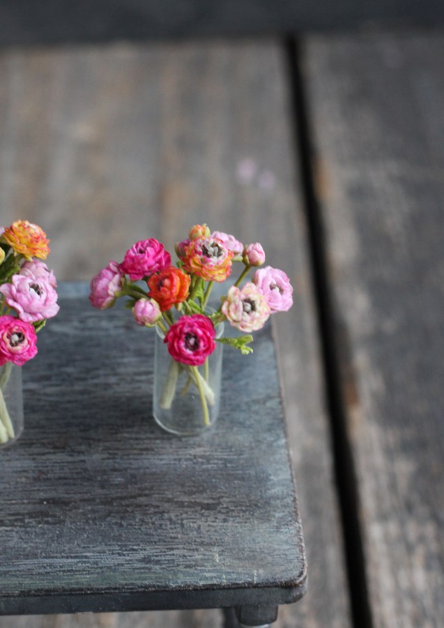 Bouquet of ranunculus in a glass vase 1:12