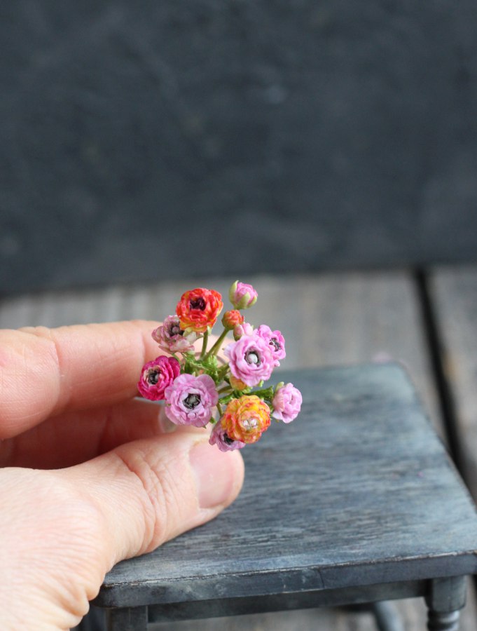 Bouquet of ranunculus in a glass vase 1:12