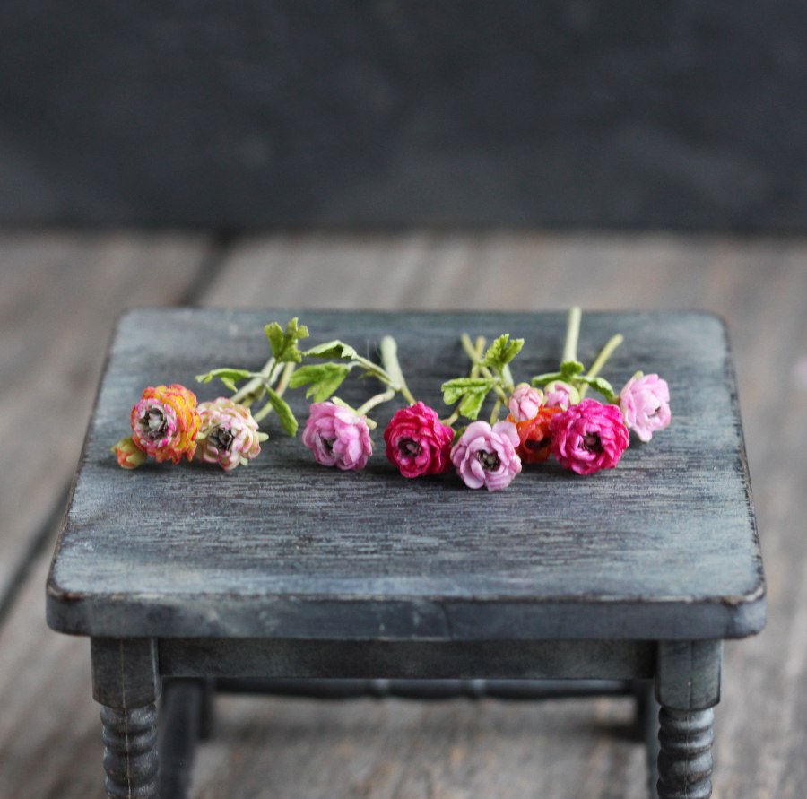 Bouquet of ranunculus in a glass vase 1:12