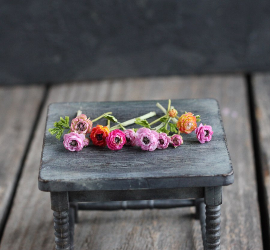 Bouquet of ranunculus in a glass vase 1:12