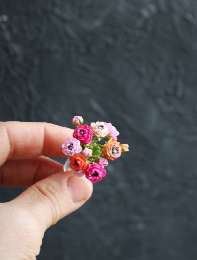 Bouquet of ranunculus in a glass vase 1:12