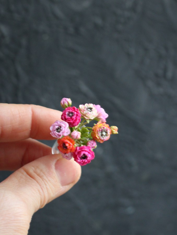 Bouquet of ranunculus in a glass vase 1:12