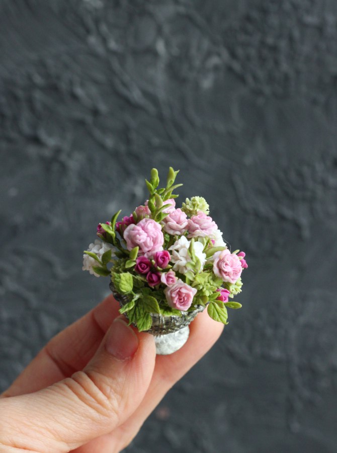 *      Lush bouquet in an antique vase 1:12