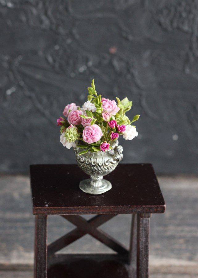 *      Lush bouquet in an antique vase 1:12
