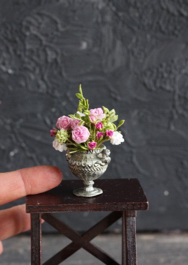 *      Lush bouquet in an antique vase 1:12