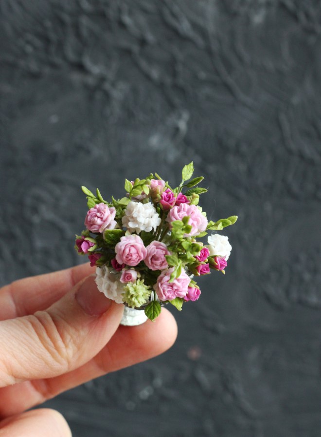 *      Lush bouquet in an antique vase 1:12