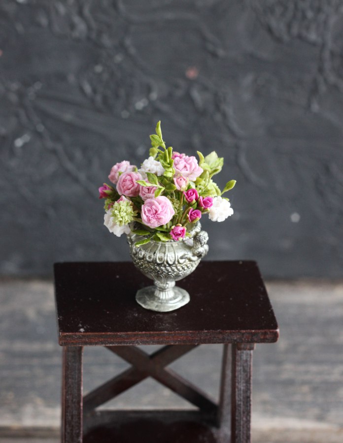 *      Lush bouquet in an antique vase 1:12