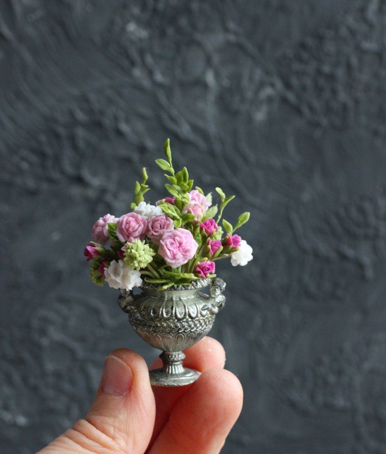 *      Lush bouquet in an antique vase 1:12