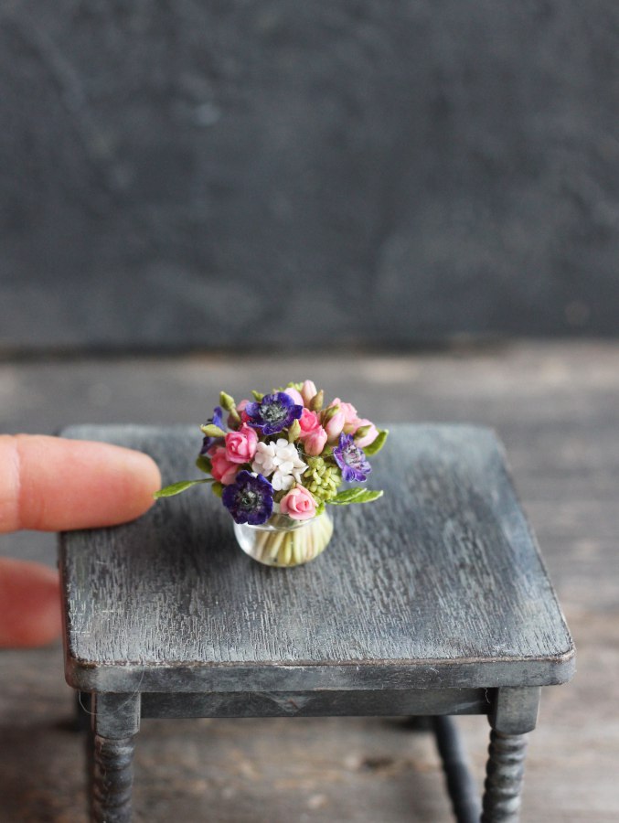 *        Bouquet with anemones in a glass vase 1:12
