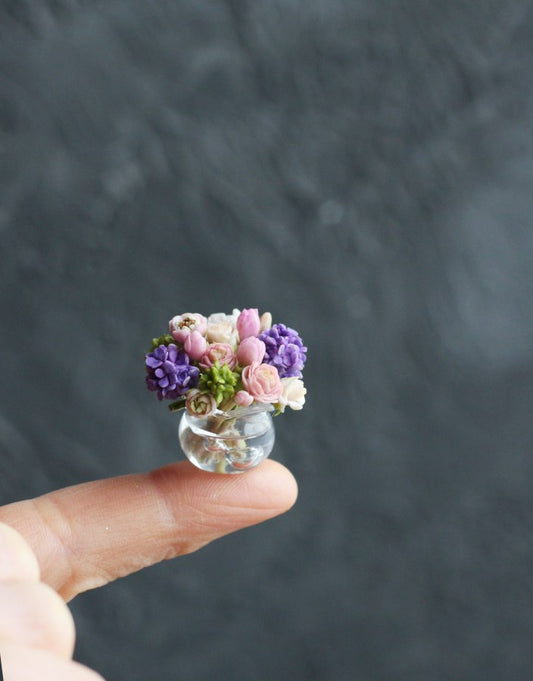 *        Bouquet with hydrangea in a glass vase 1:12
