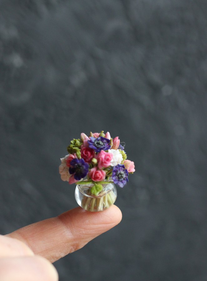 *        Bouquet with anemones in a glass vase 1:12