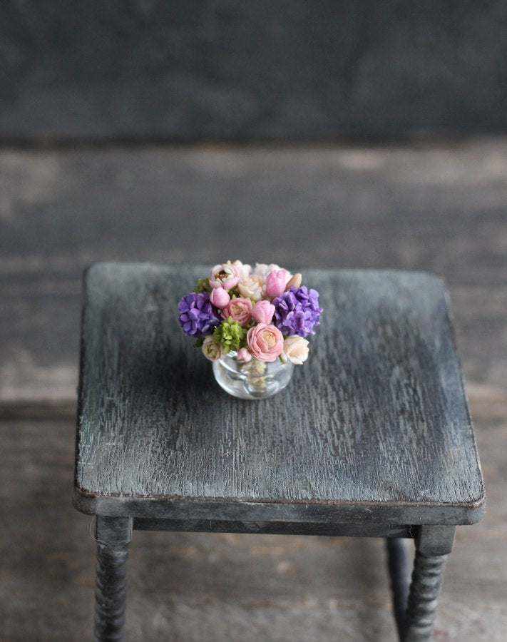 *        Bouquet with hydrangea in a glass vase 1:12