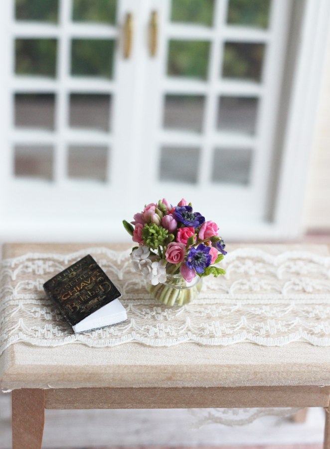 *        Bouquet with anemones in a glass vase 1:12
