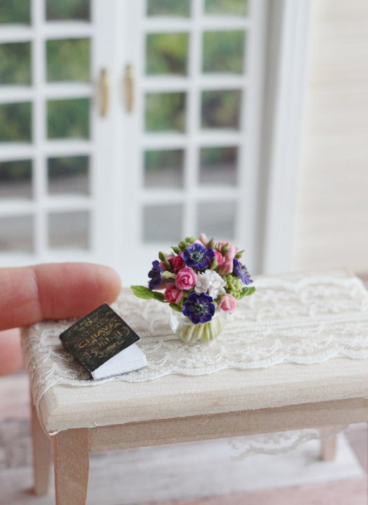 *        Bouquet with anemones in a glass vase 1:12