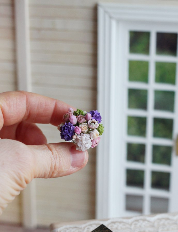 *        Bouquet with hydrangea in a glass vase 1:12