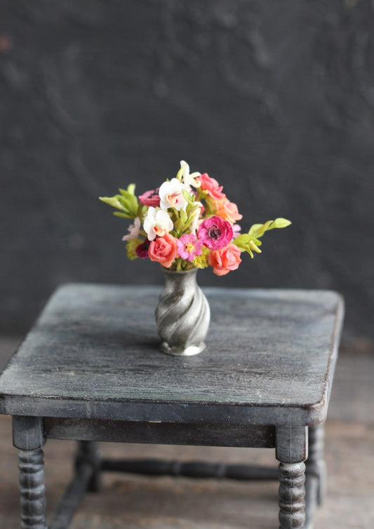 *             Bright classic bouquet in a vase 1:12