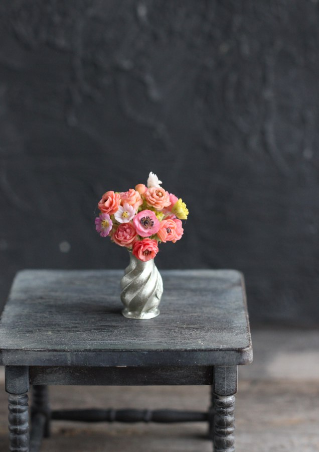 *             Bright classic bouquet in a vase 1:12