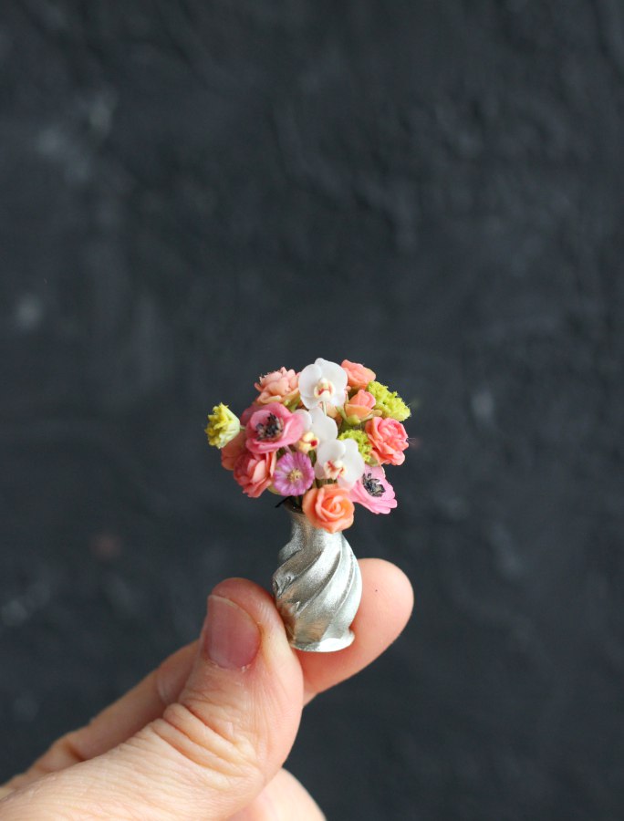 *             Bright classic bouquet in a vase 1:12