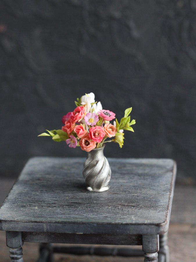 *             Bright classic bouquet in a vase 1:12