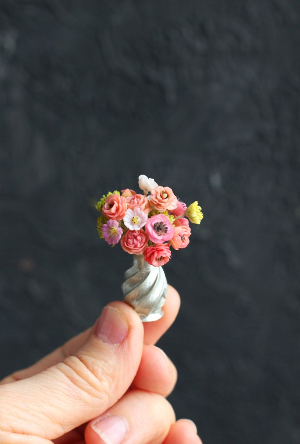 *             Bright classic bouquet in a vase 1:12