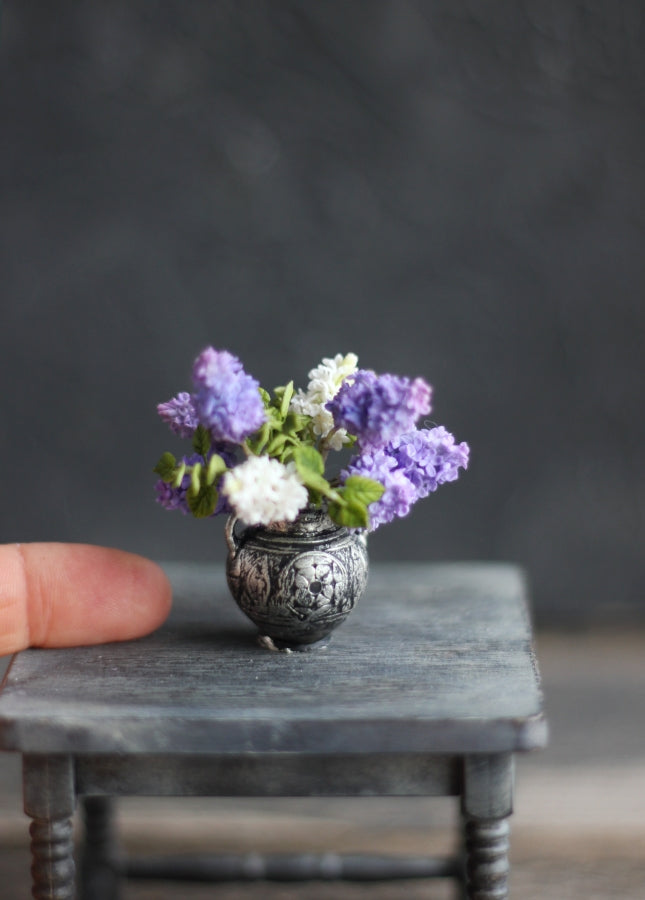*                    Large bouquet of lilacs in an antique vase 1:12
