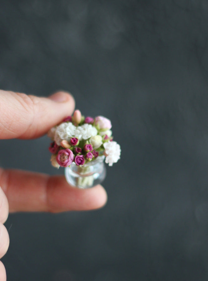 *                             Bouquet of roses and hydrangeas in a glass vase 1:12